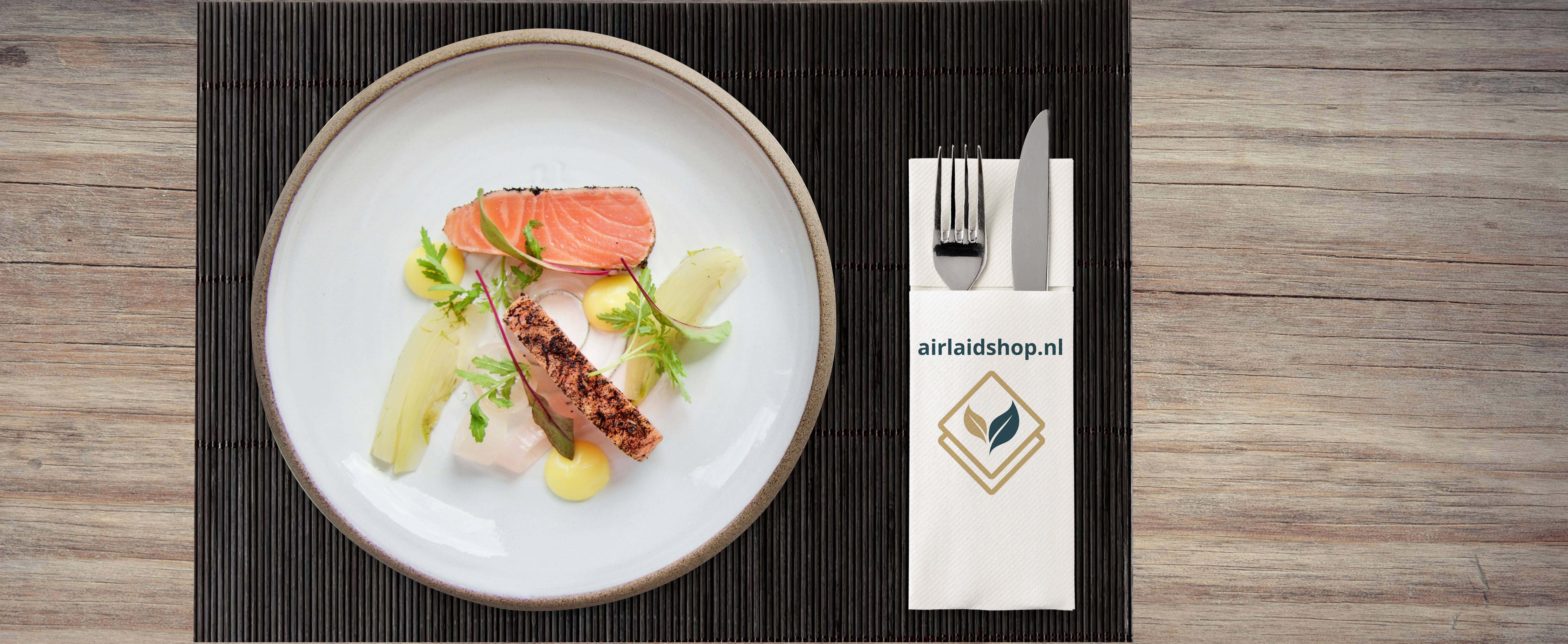 Airlaid Bestekservet 40x40 cm. wit. 2 kleuren bedrukt. Bestekzakje en servet in één. Prijzen per doos van 400 stuks. Bij 24 dozen: 8 cent per stuk.